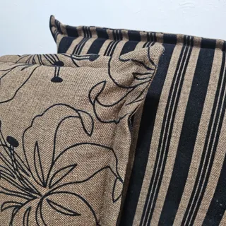 تعدادی کوسن  و کاور مخمل