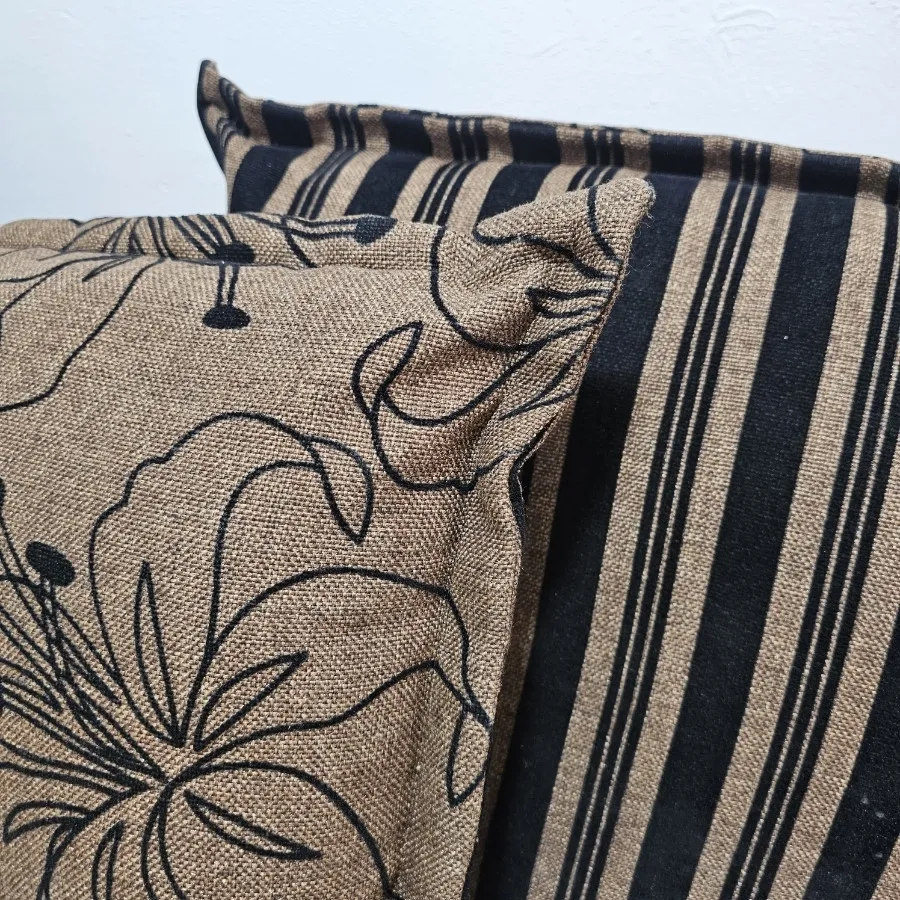 تعدادی کوسن و کاور مخمل