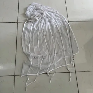شال سفید مرواریدی