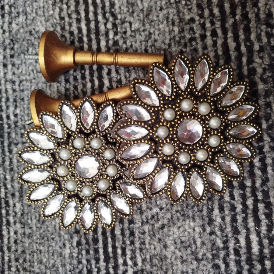 گل میخ پرده