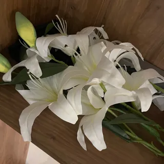 گل مصنوعی لیلیوم