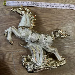 مجسمه اسب طلایی نو
