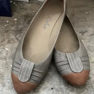 کفش عروسکی و تخت