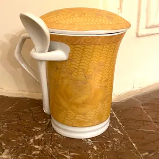 لیوان درب دار