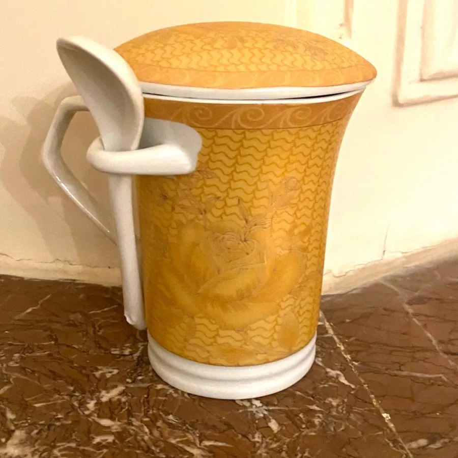 لیوان درب دار