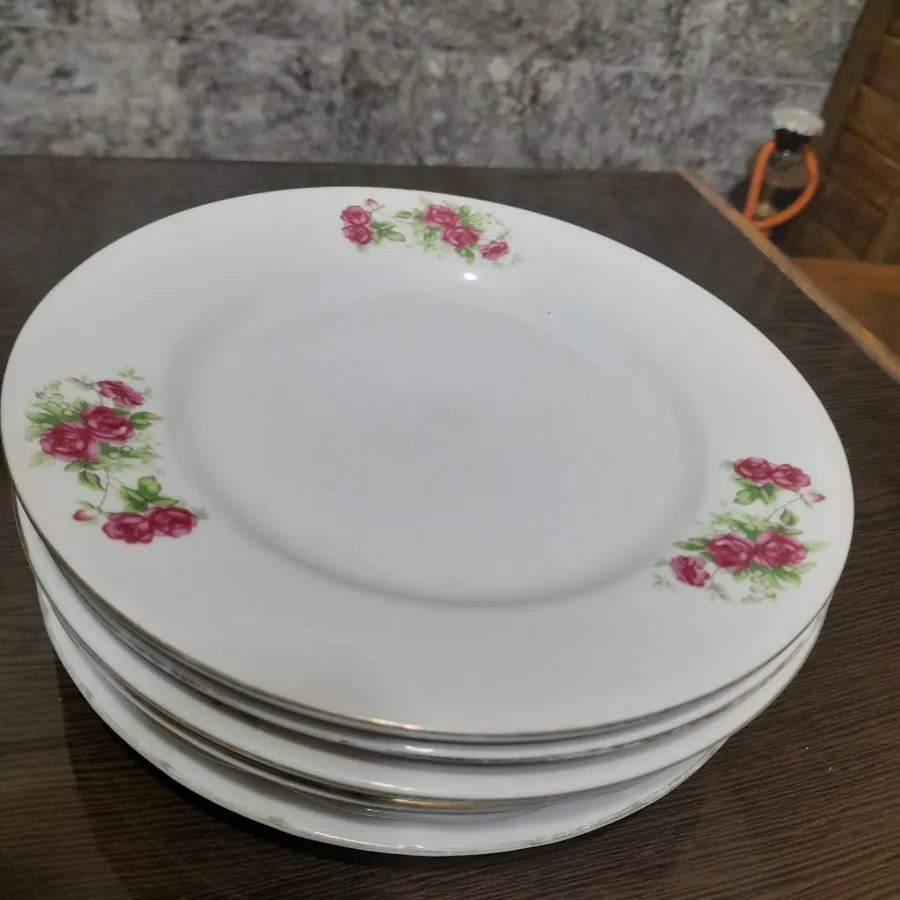 بشقاب گل قرمز