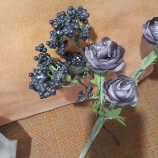 گل مصنوعی رز و بلک بری