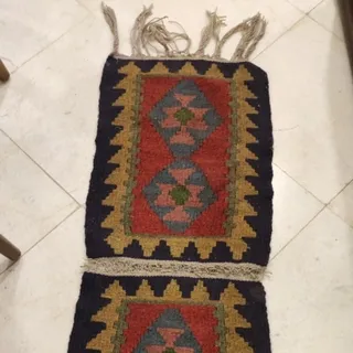 دو عدد گلیم کوچک بهم چسبی