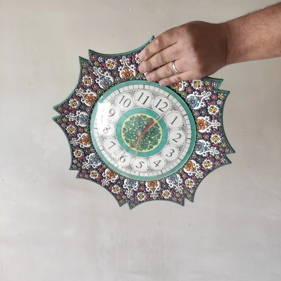 ساعت و بشقاب آویر