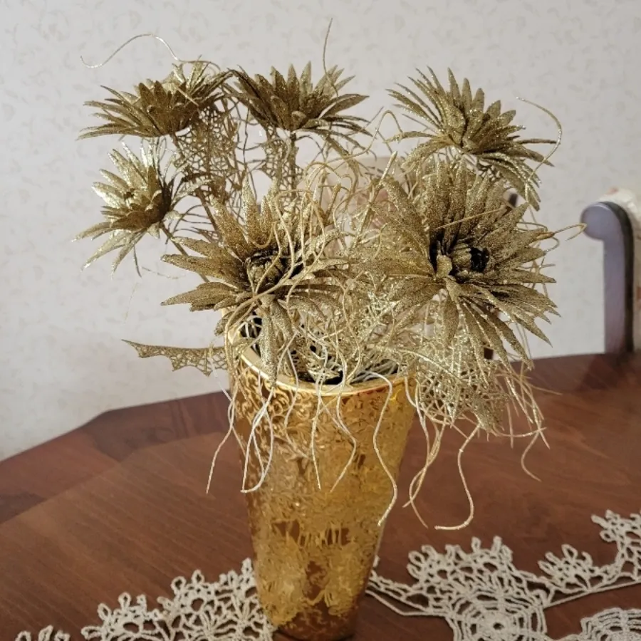 گلدان طلایی