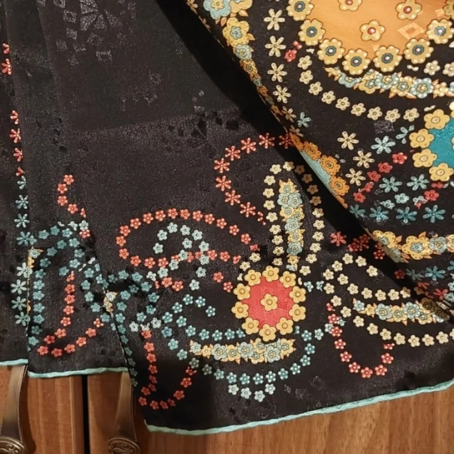روسری مشکی حاشیه گلدار