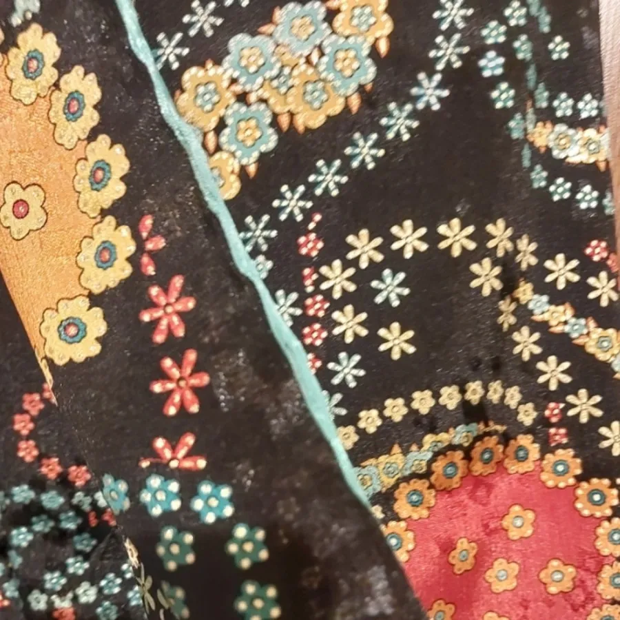 روسری مشکی حاشیه گلدار