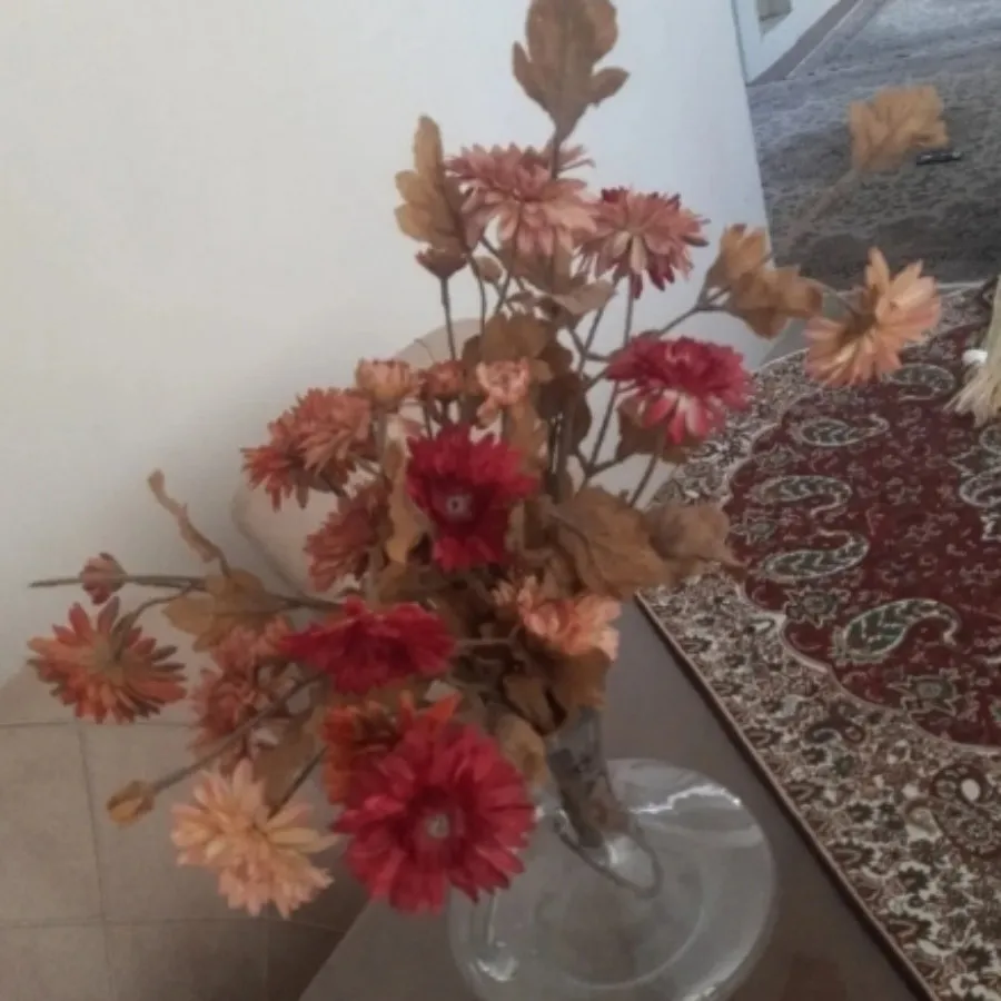 گلدان و گل مصنوعی