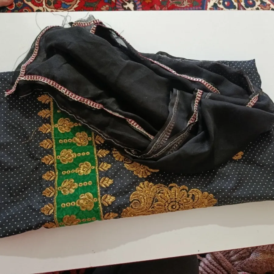 یک قواره پارچه گلدوزی