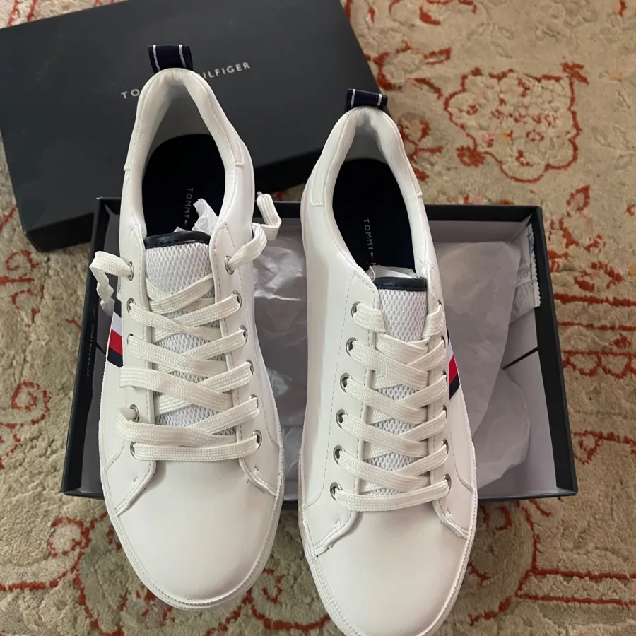 کتونی tommy hilfiger