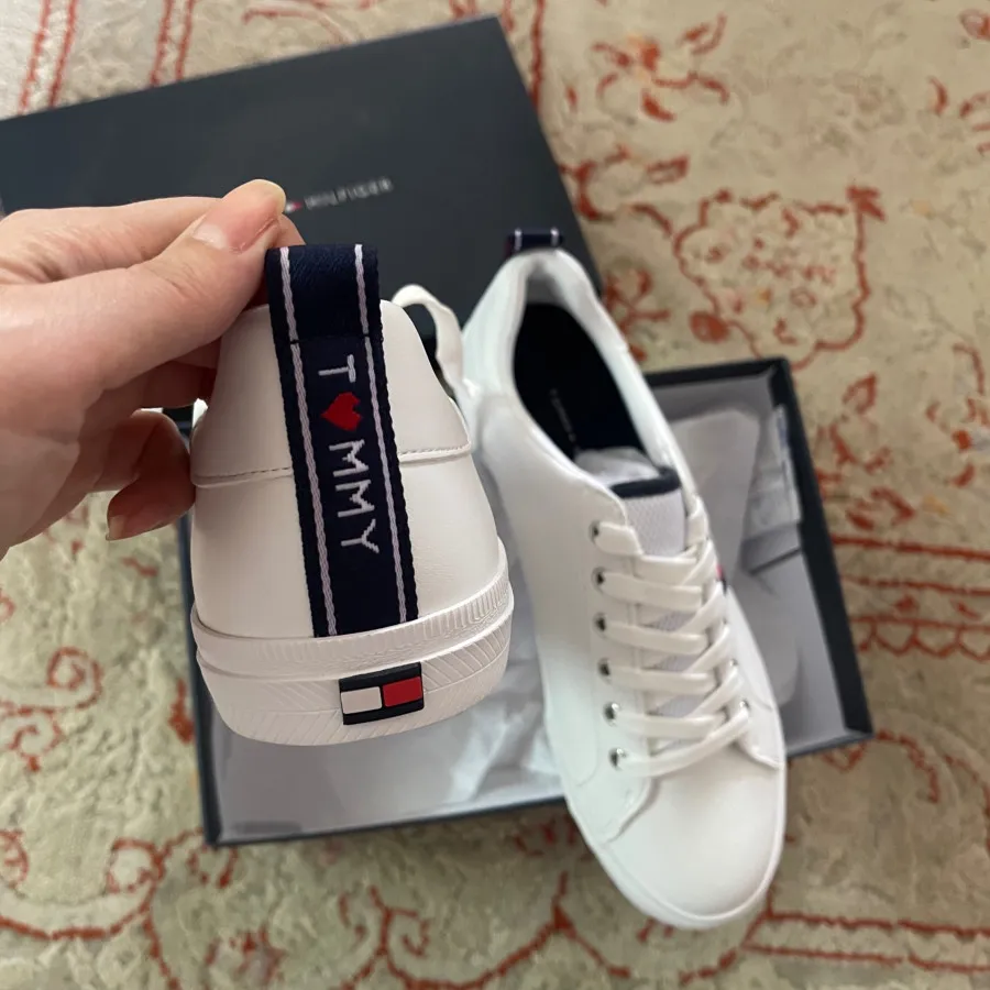 کتونی tommy hilfiger