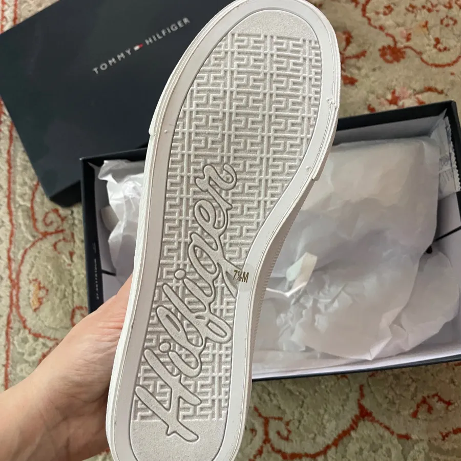 کتونی tommy hilfiger