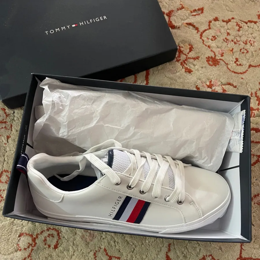 کتونی tommy hilfiger