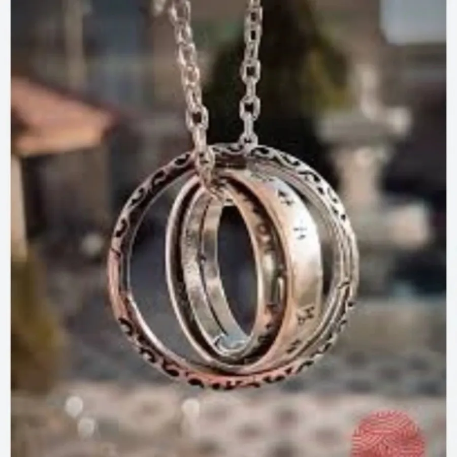 گردنبند و حلقه انگشتر خاص