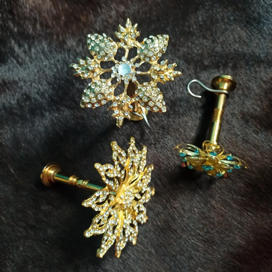 گل میخ پرده