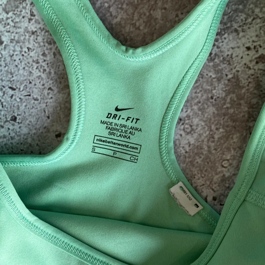 نیم تنه ورزشی nike