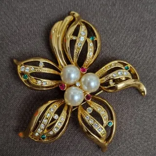 گل سینه زنانه