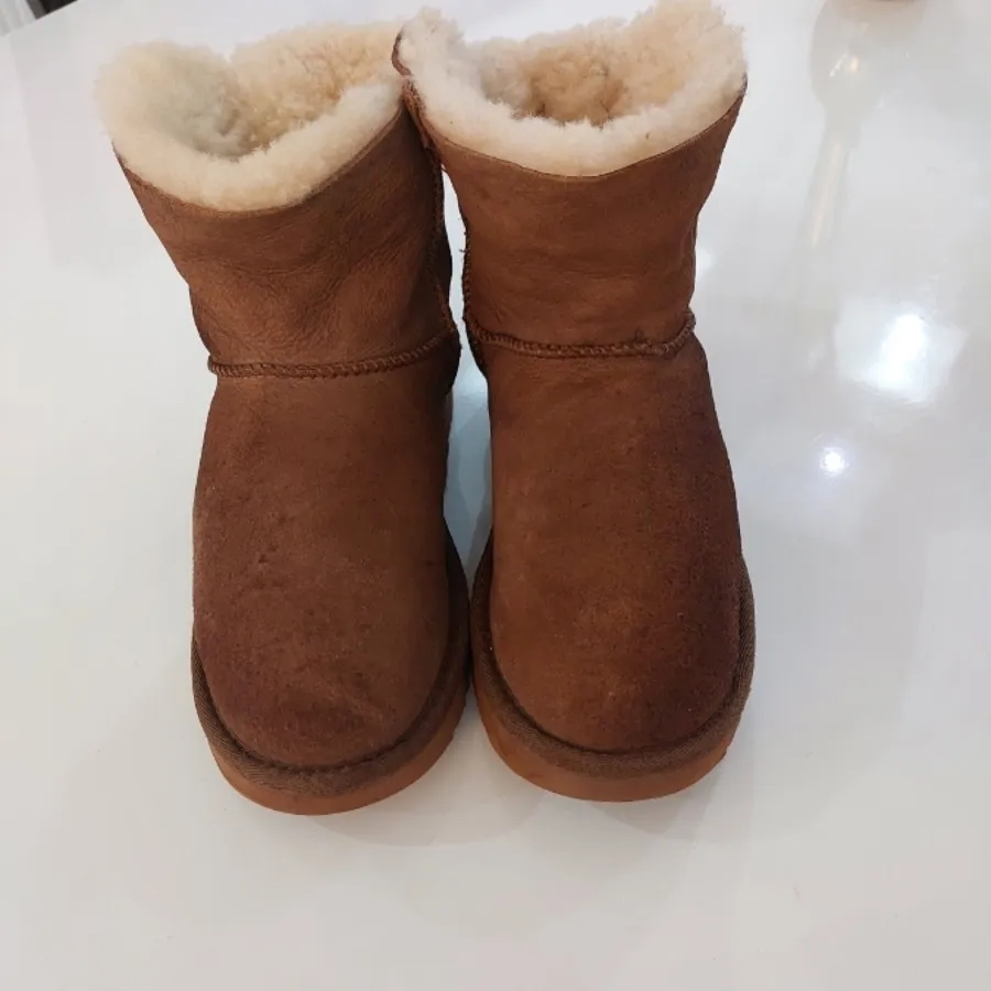 بوت برند UGGاصل