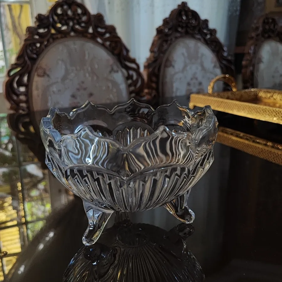 ظرف پایه دار