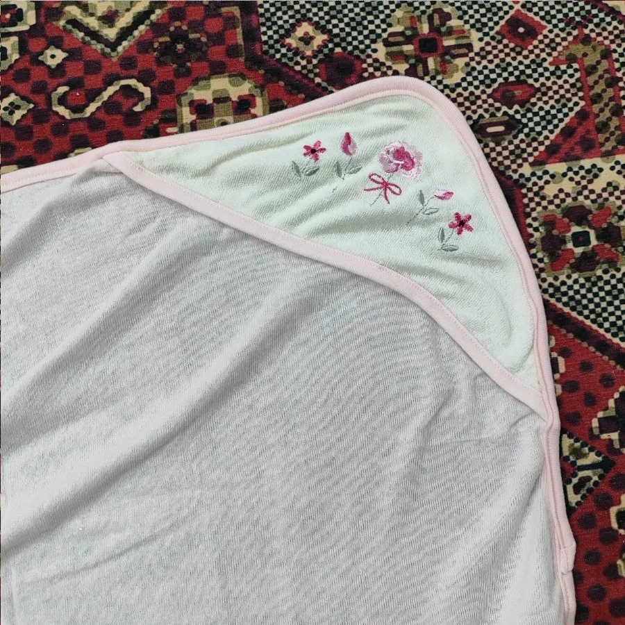 حوله صورت و بدن نوزاد