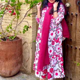 پیراهن گل‌گلی سرخابی