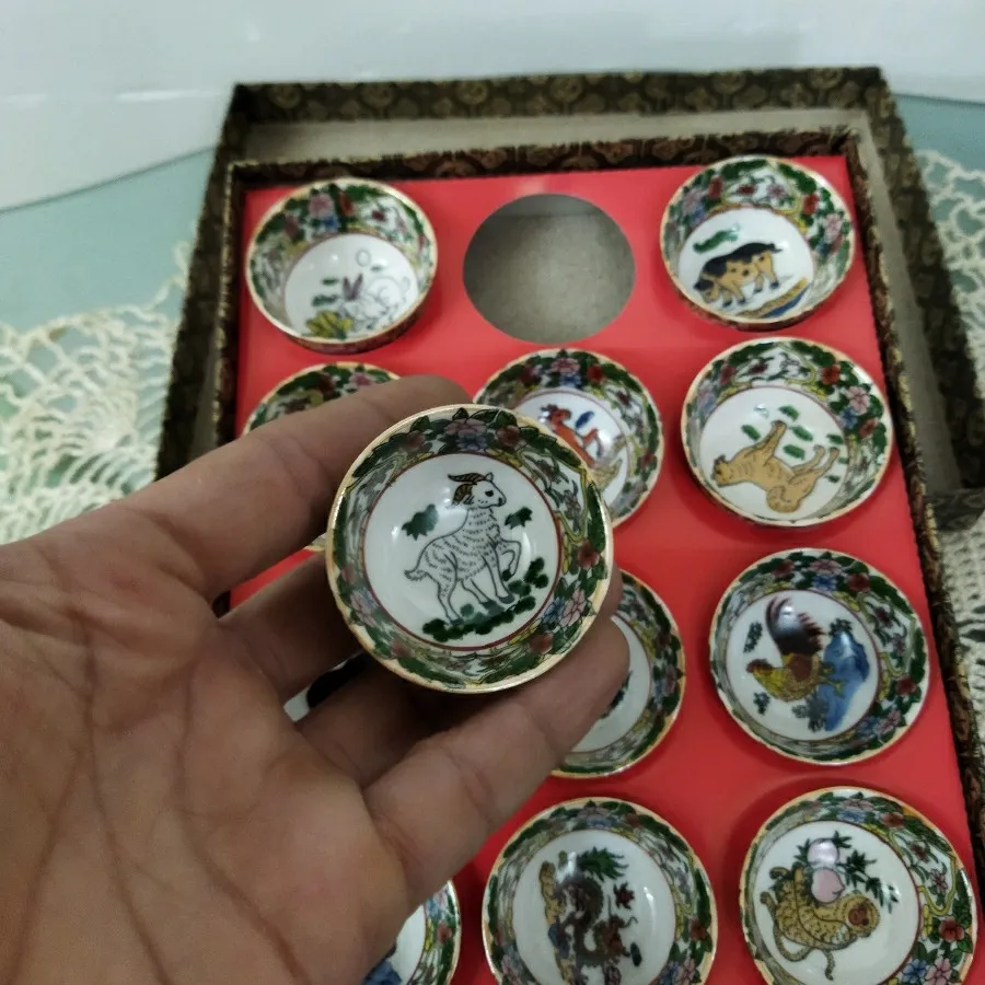 دوازده عدد پیاله