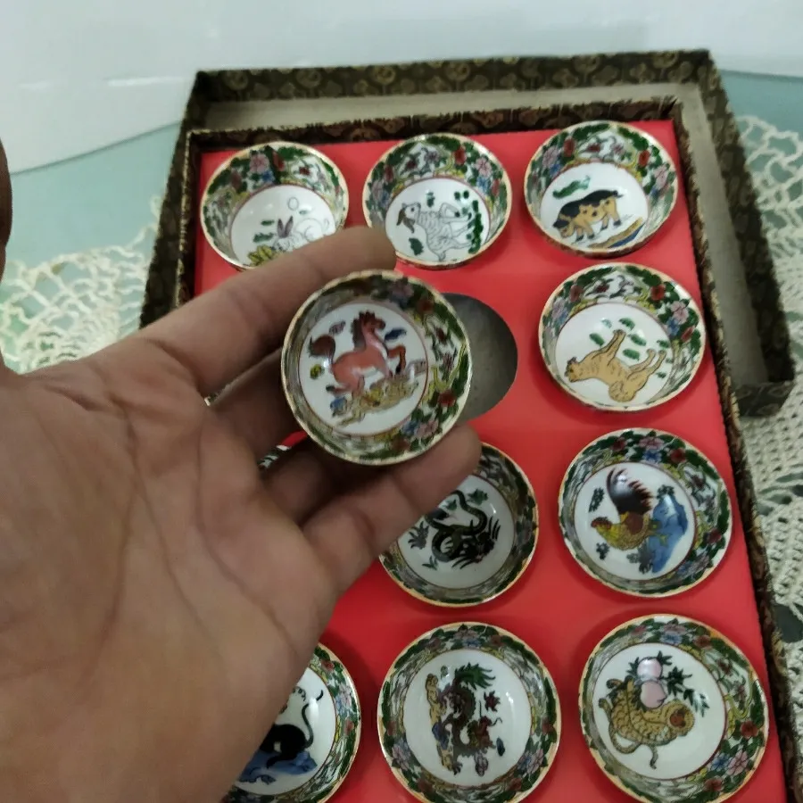 دوازده عدد پیاله