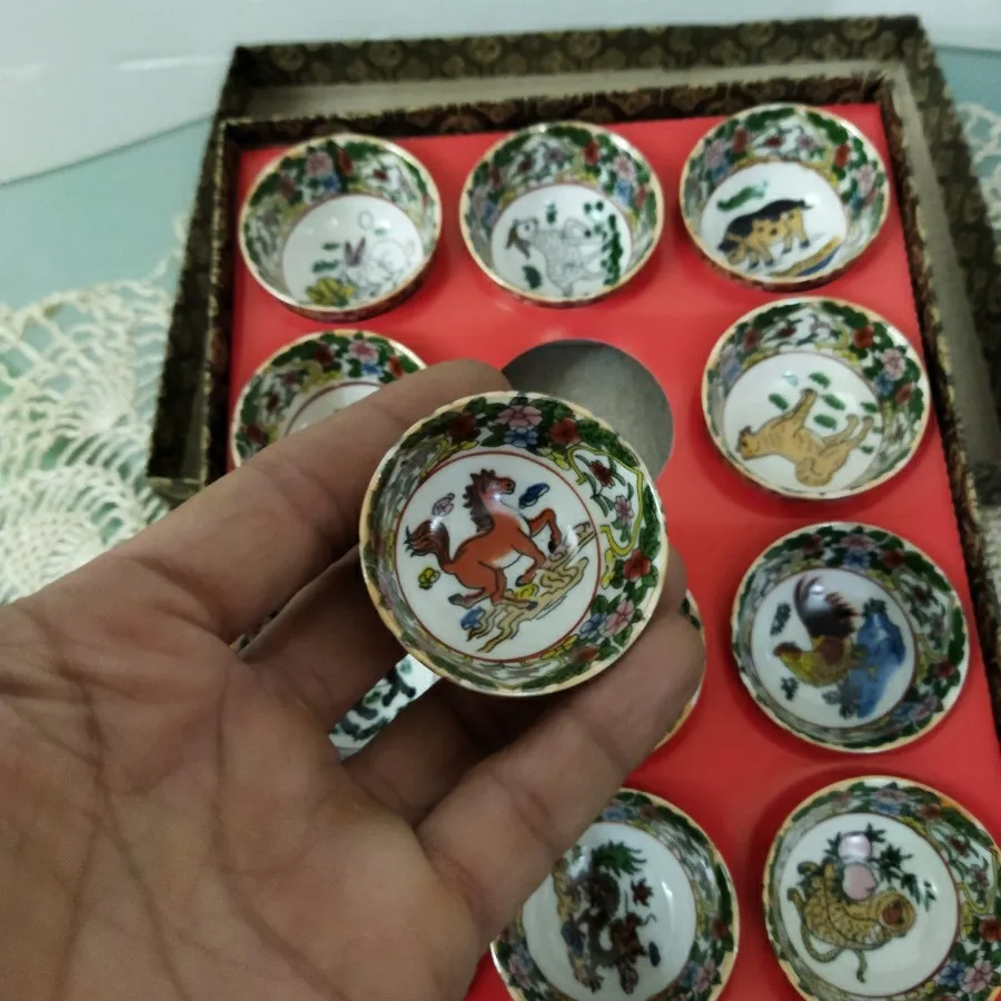 دوازده عدد پیاله