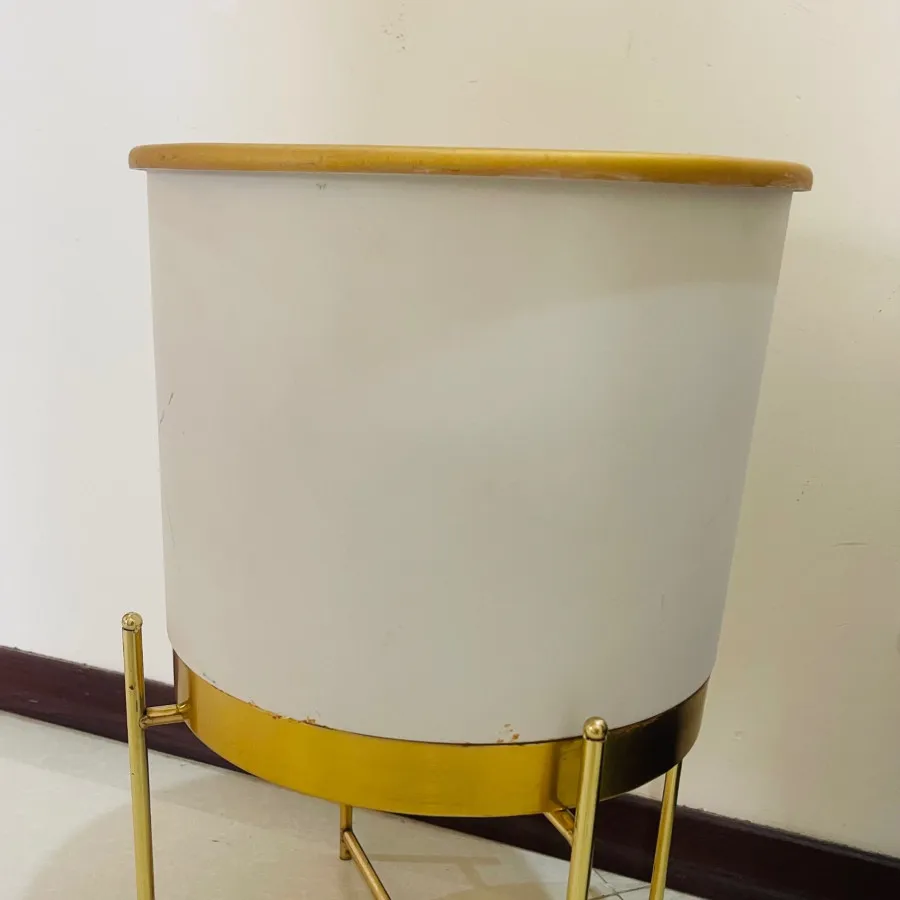 گلدان با پایه