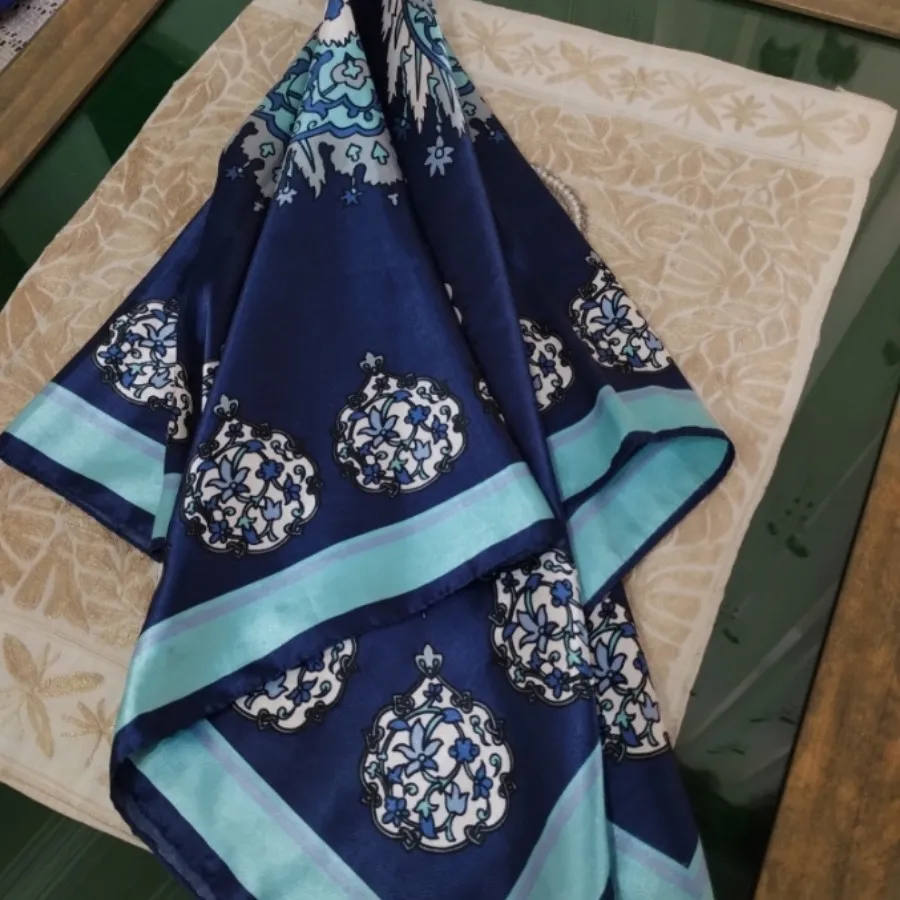 روسری ساتن
