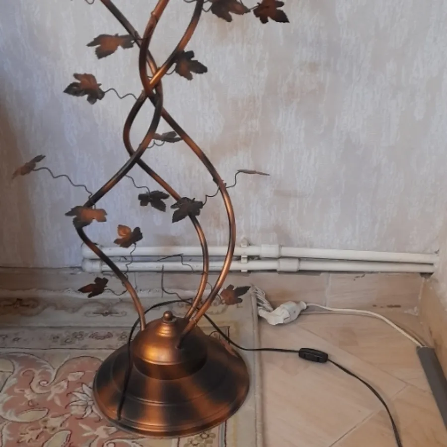 آباژور ایستاده