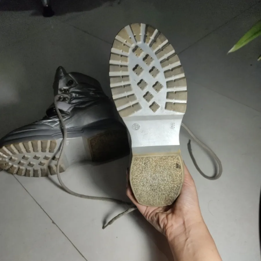 بوت نقره ای