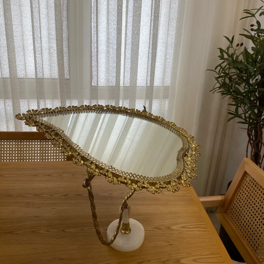 آینه ی برنزی قدیمی