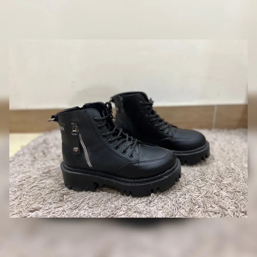 نیم بوت مشکی طرح چرم
