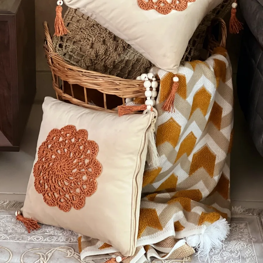 کوسن مخمل با گل رافیا