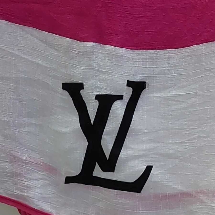 شال LV