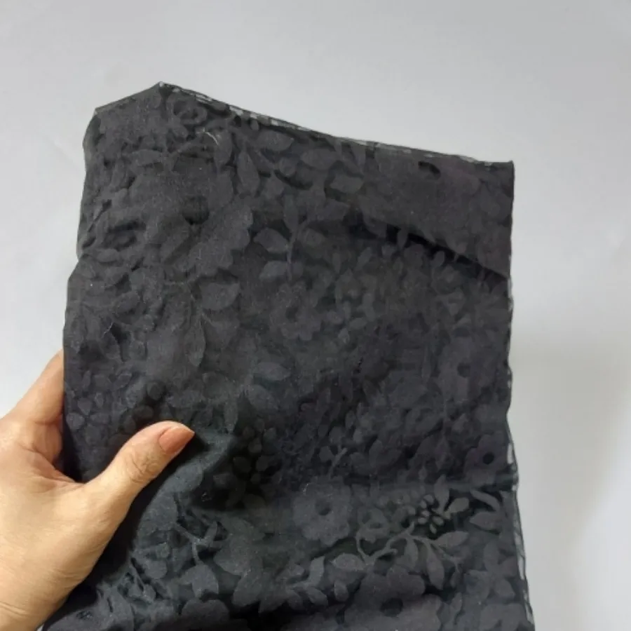 پارچه چادری و لباس مشکی