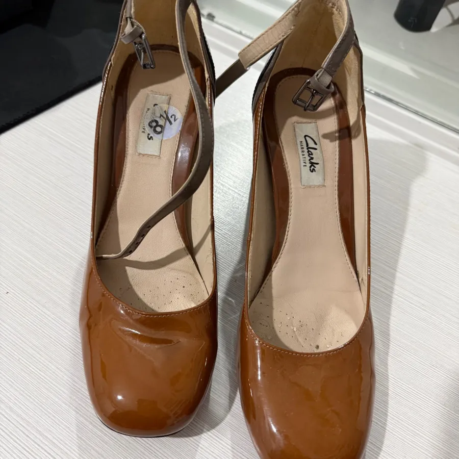 کفش پاشنه دار برند clarks
