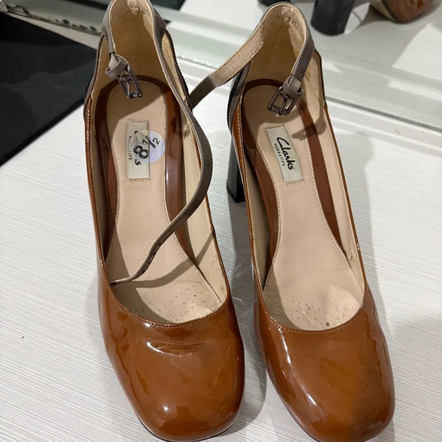 کفش پاشنه دار برند clarks