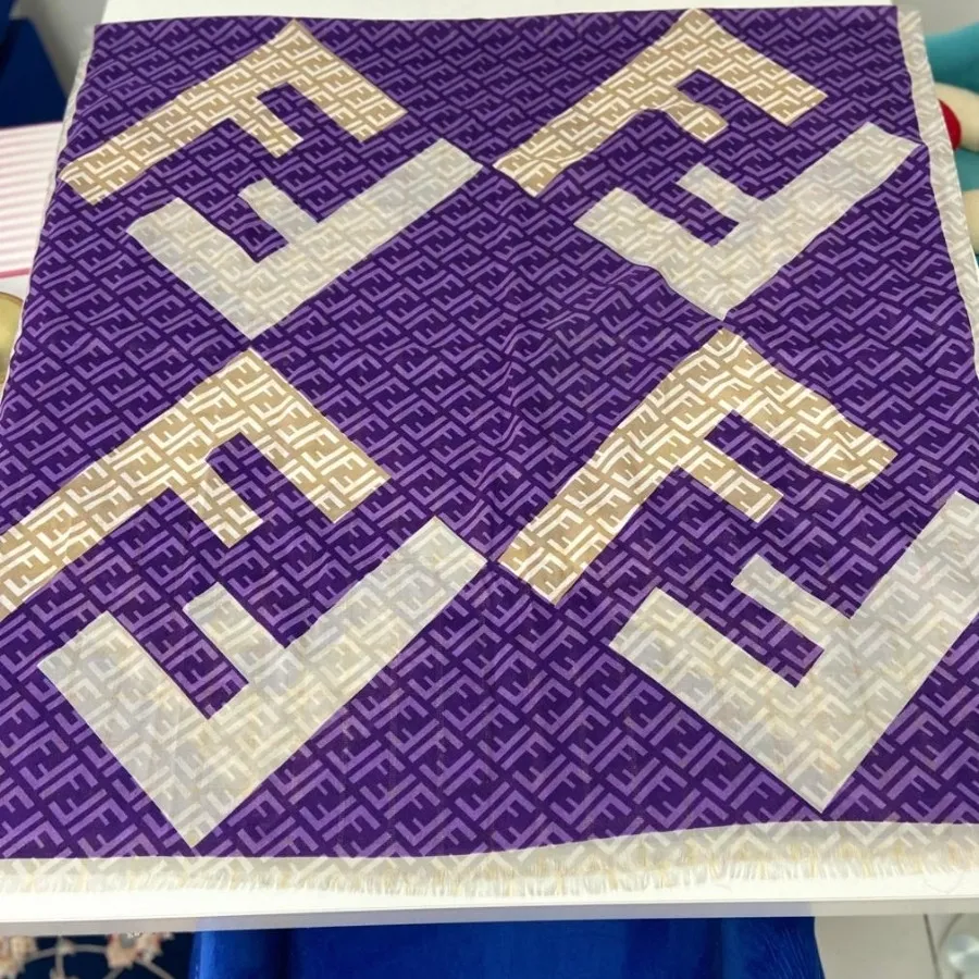 شال FENDI نو