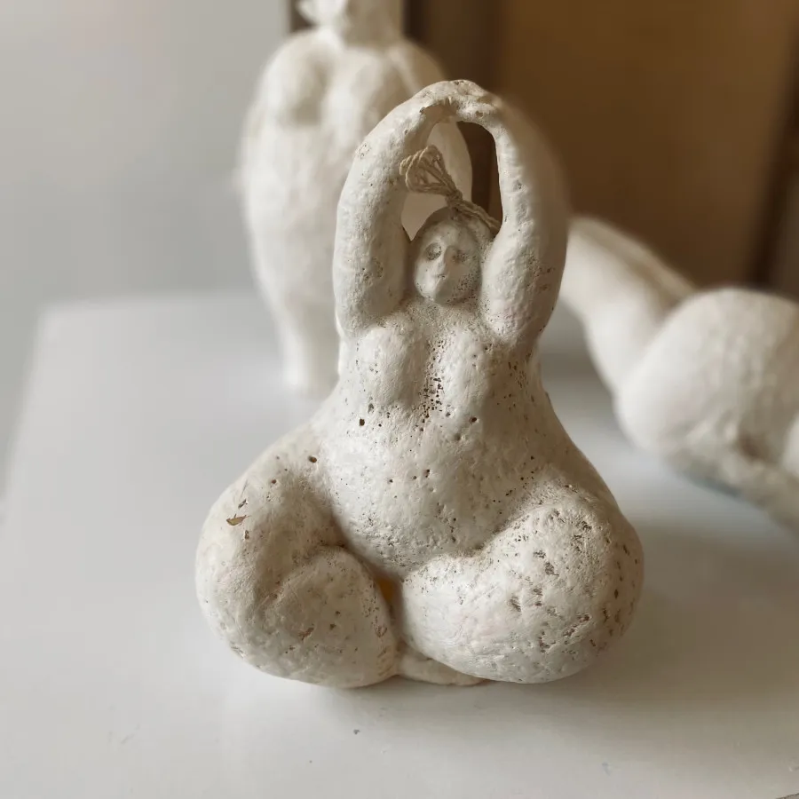 مجسمه یوگی گِرل