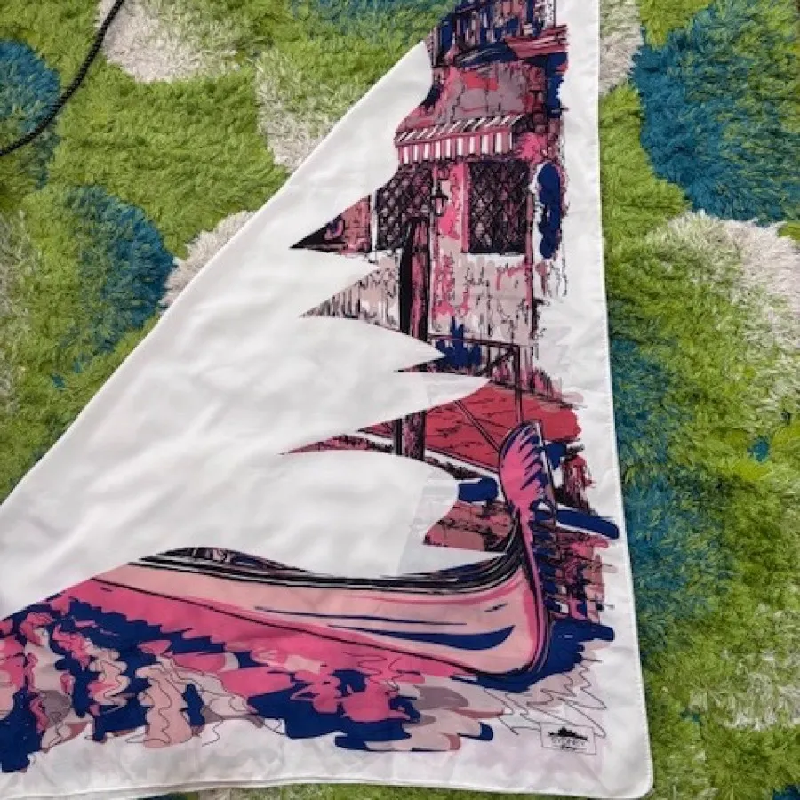 روسری ساتنی سفید مینیمال