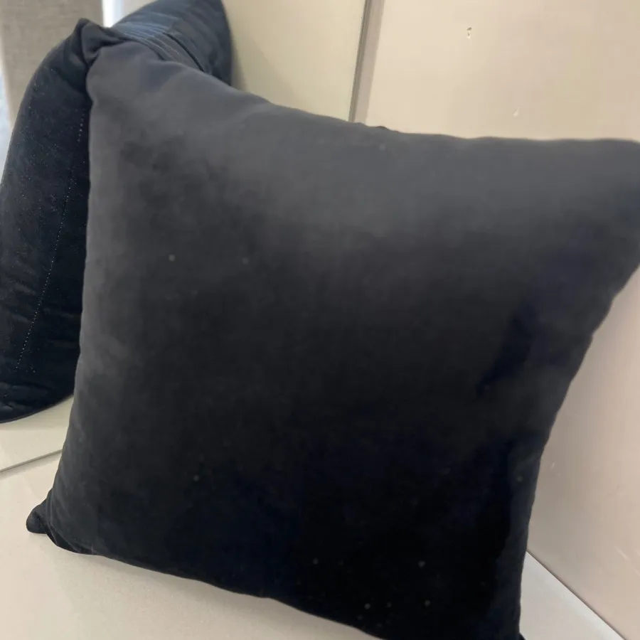کوسن مخمل مشکی