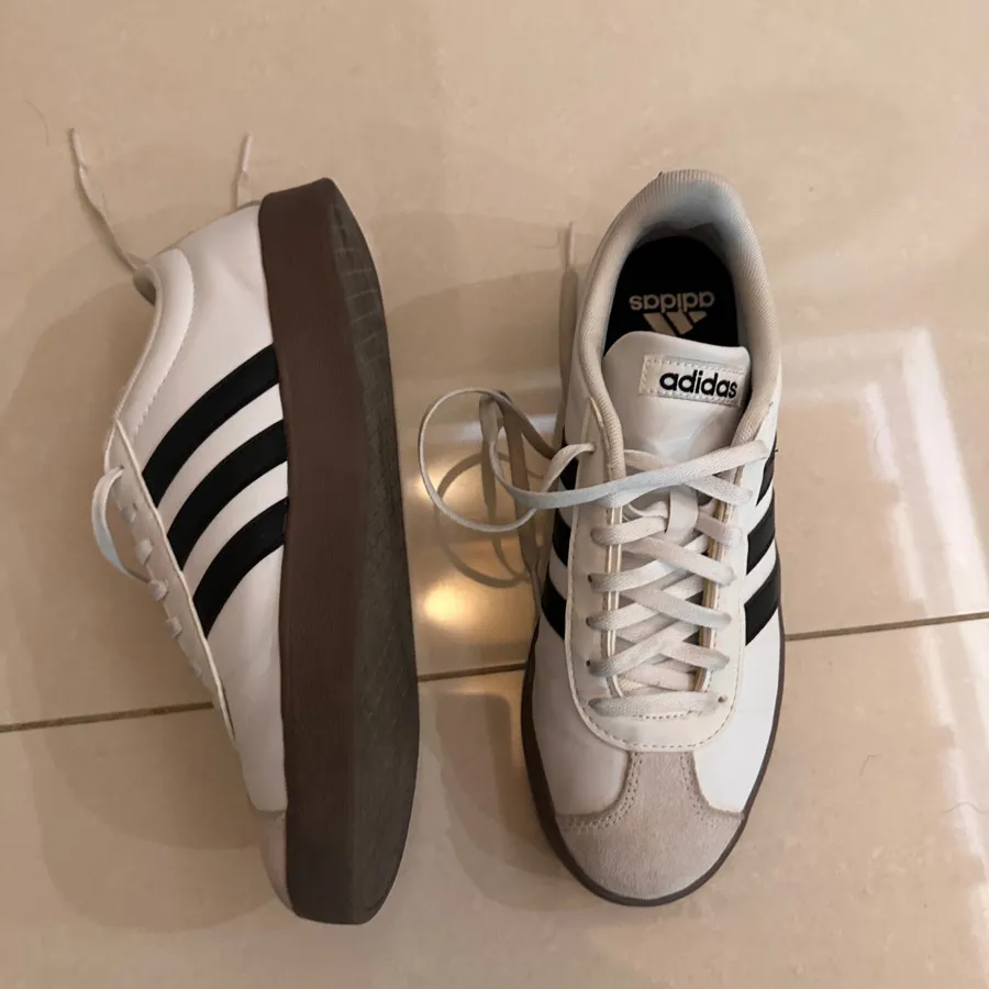 کتونی Adidas