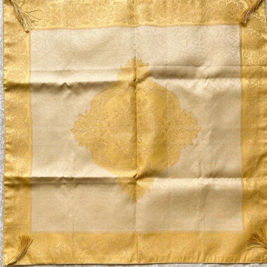 رومیزی طلایی